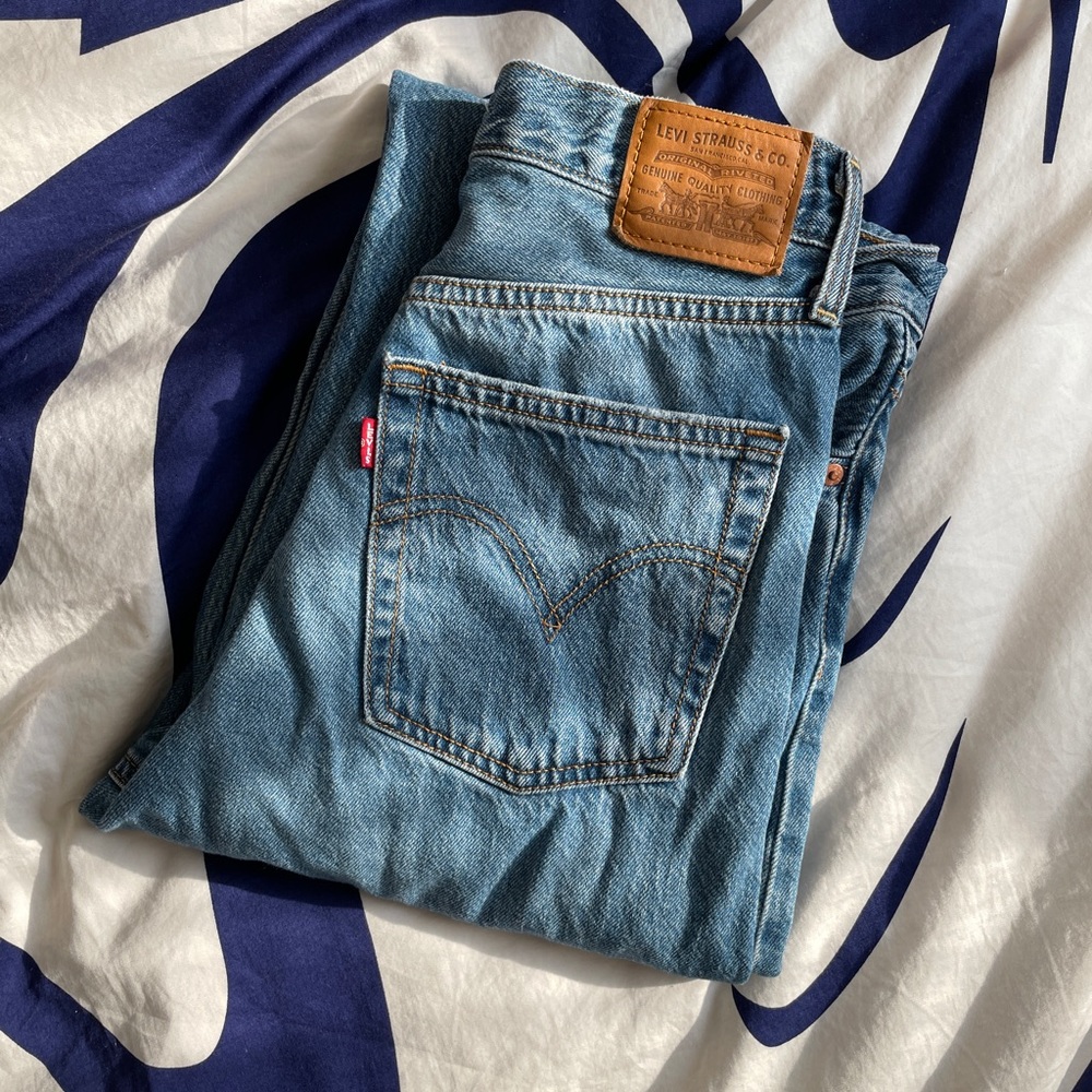 Levi’s ribcage straight in at the ready